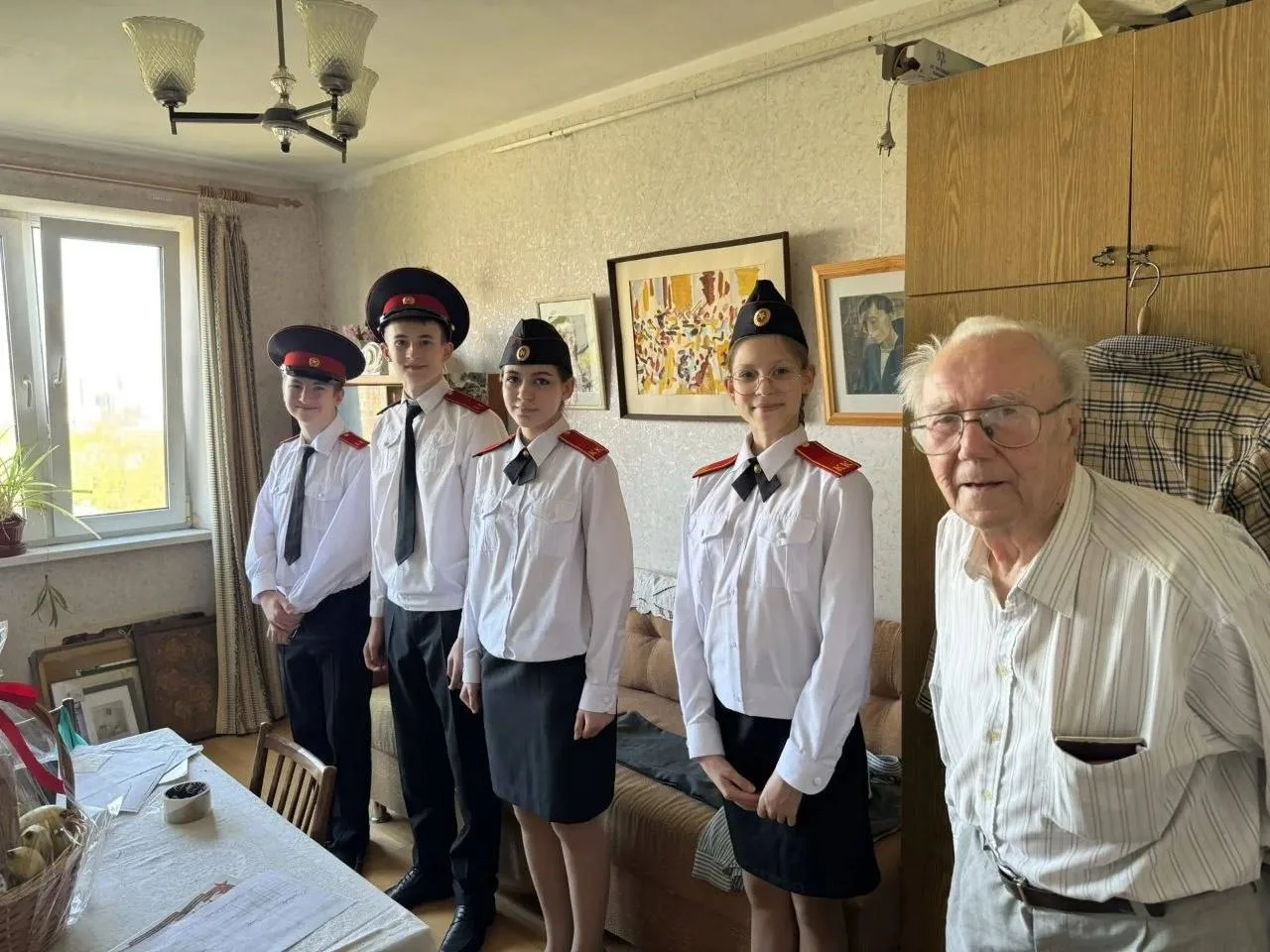 🕊️ СВЯЗЬ ПОКОЛЕНИЙ  Накануне Дня Победы кадеты нашей школы лично поздравили ветерана труда, учёного 