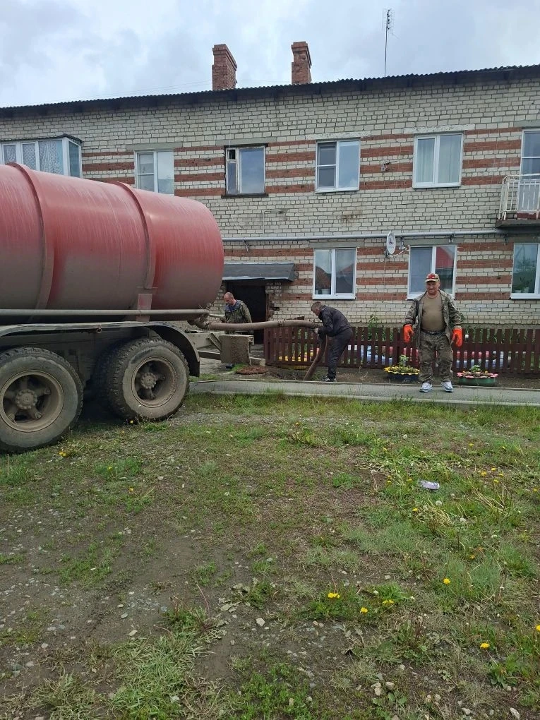 Совместно с УК Малиновка устранили засор по ул.Ильича, с.Бруснятское