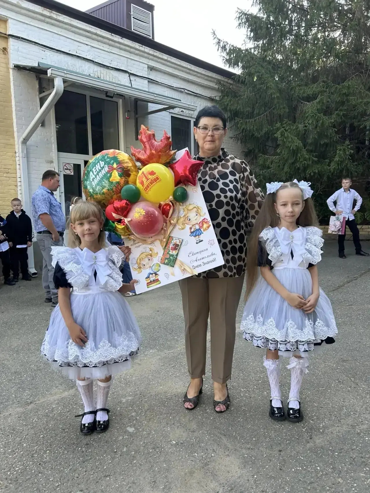 Активистки Движения Первых Чеботарева Дарья и Власова Дарья под руководством советника ...