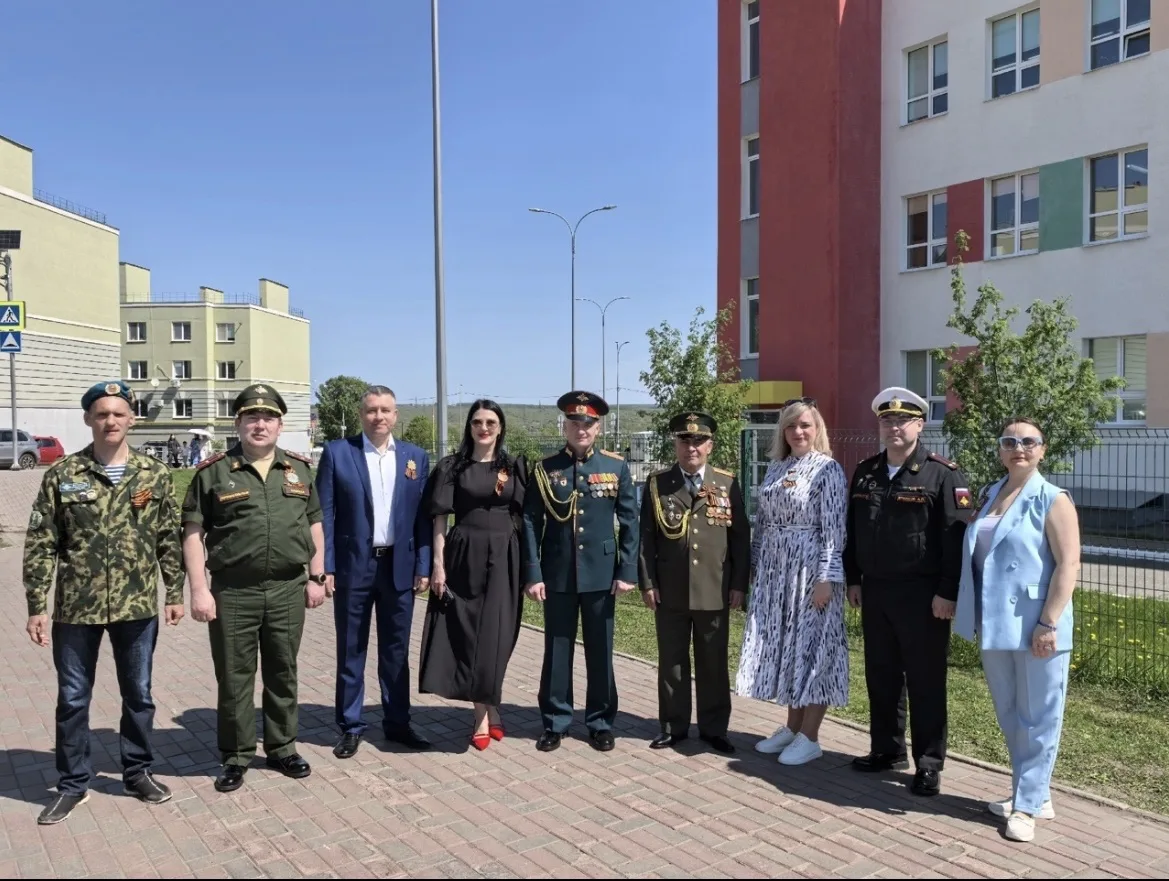 Сегодня в нашей школе состоялся школьный парад, посвящённый празднованию 81 годовщины П...