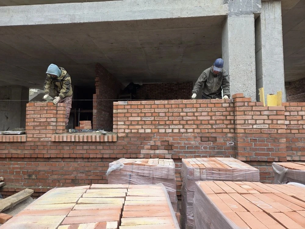 Дорогие братья и сестры! Христос Воскресе!

В Великую Субботу в нашем строящемся храме была положена