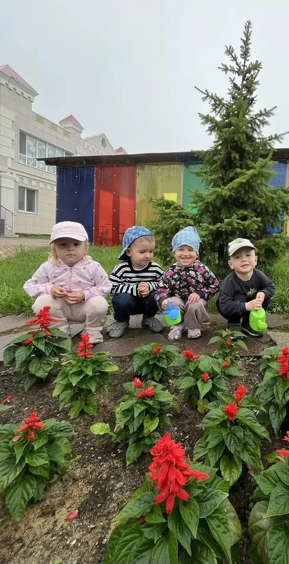 🌱 Маленькие садовники из детского сада  № 56 «Лукоморье» вышли на большую работу!

Юные агрономы де