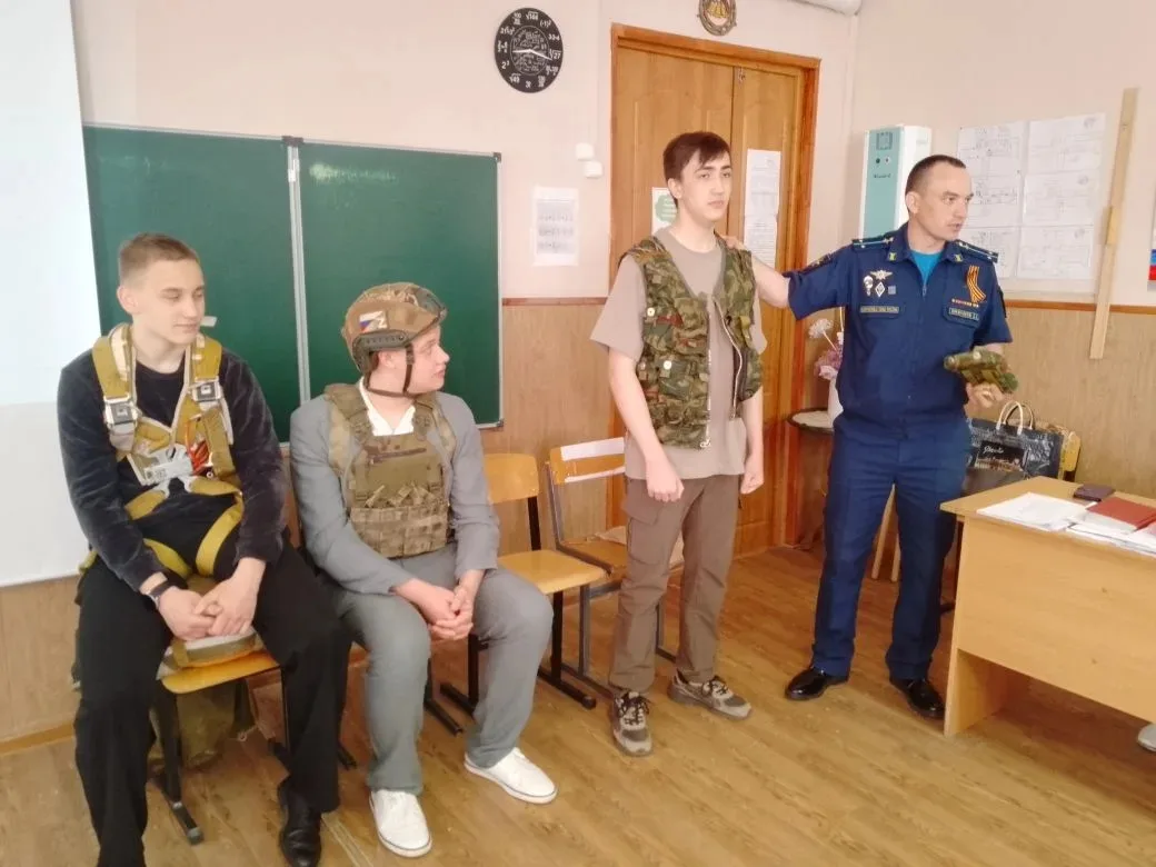 Небо, парашюты и реальная служба 🪂  В канун Дня Победы  у  10-х и 11-х классов прошёл не просто Урок