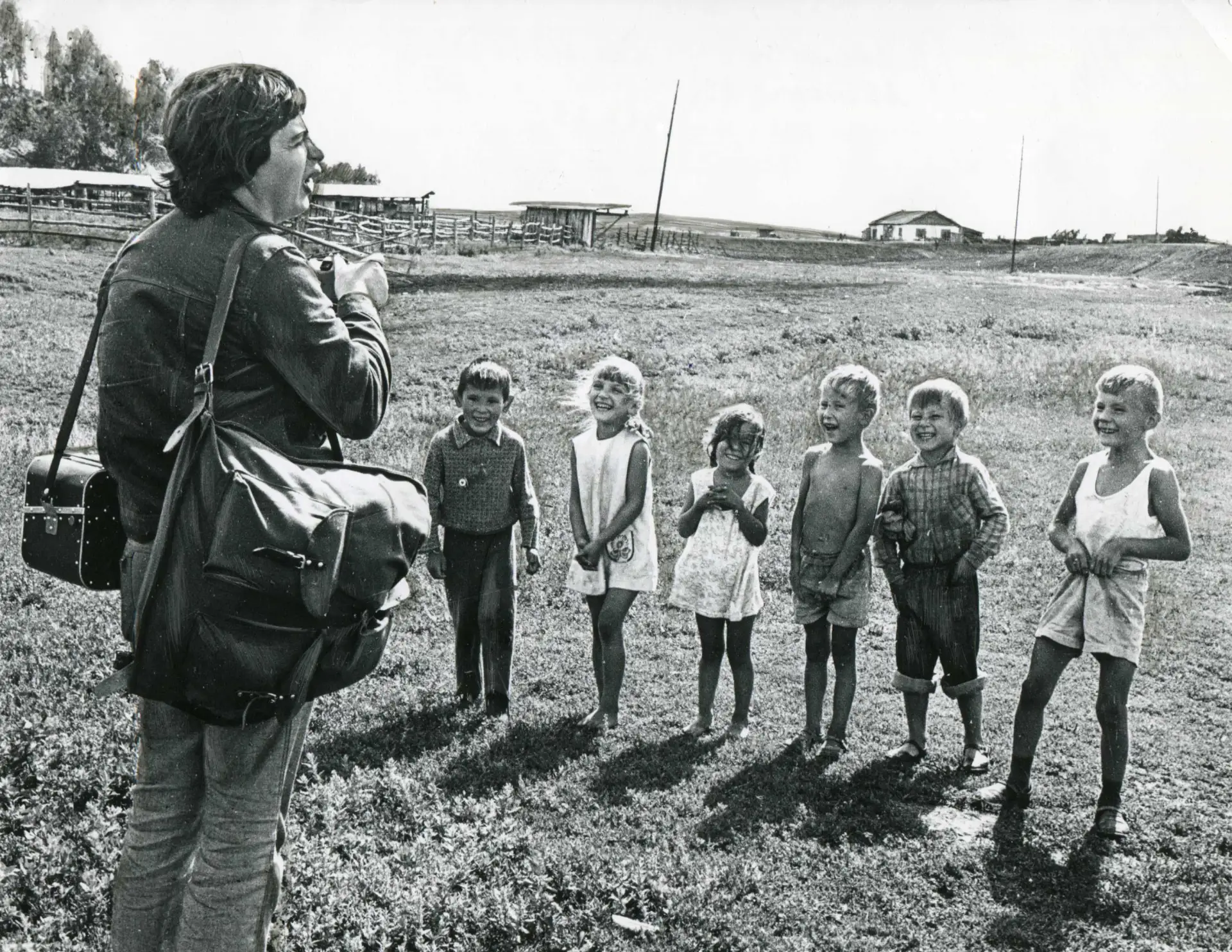 Сельская детвора позирует фотографу. Челябинская область, 1993 год. Фото Д. Графова. Из...