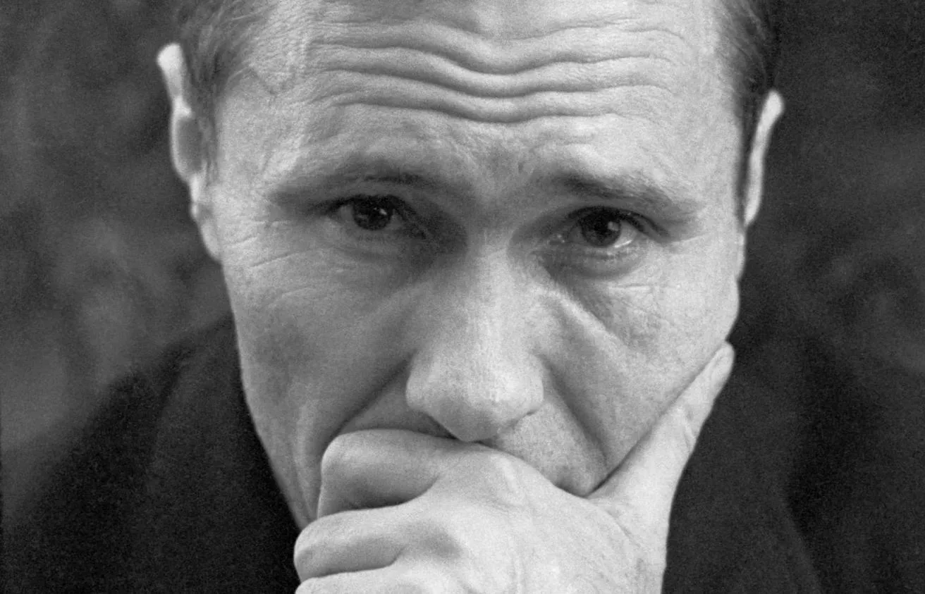 Когда нам плохо, мы думаем: «а где-то кому-то хорошо». Когда нам хорошо, мы редко думаем: «где-то ко