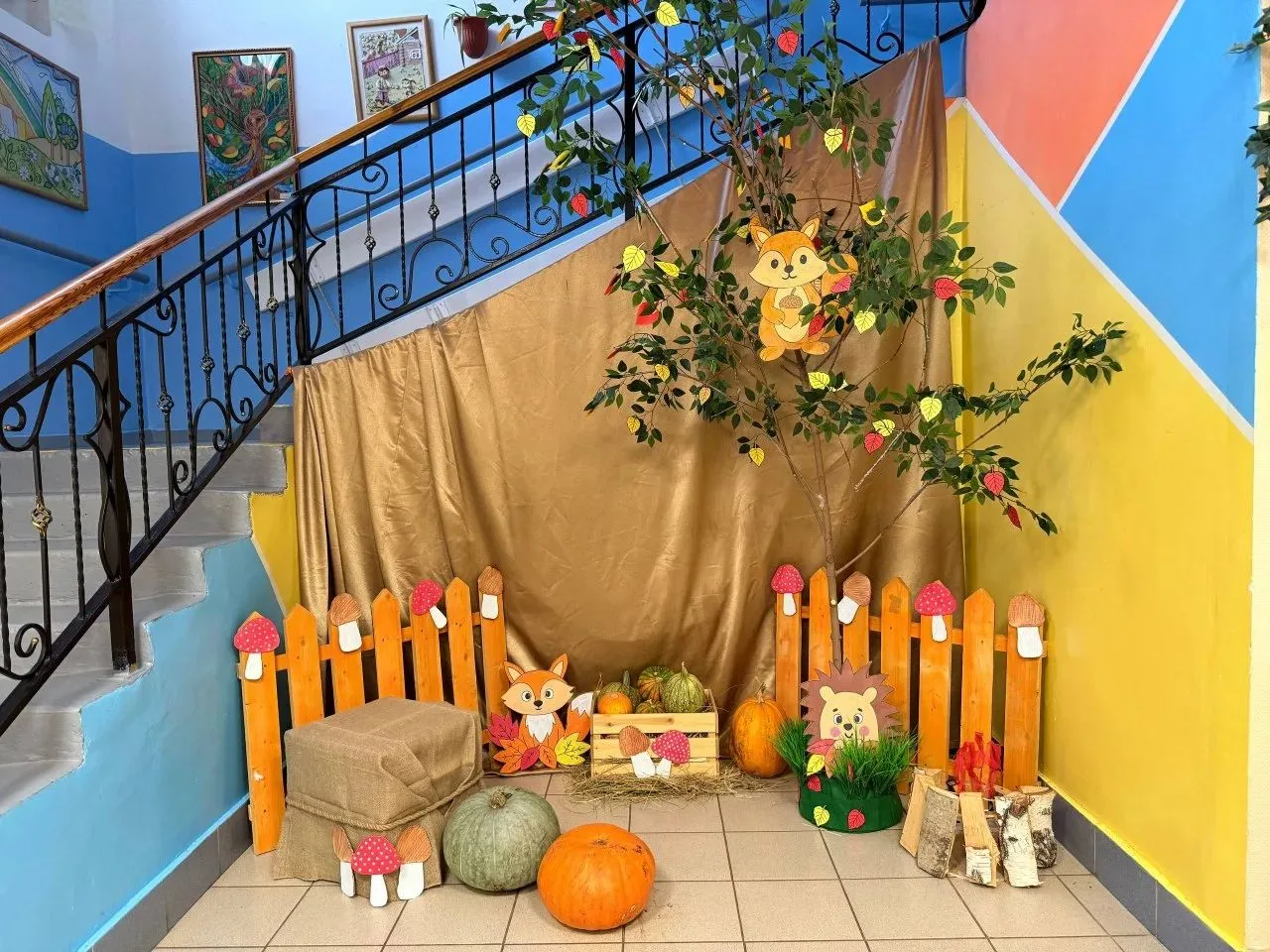 🍁🍂Под руководством воспитателя Рима Айваровича на занятии по изотерапии жители изгото...