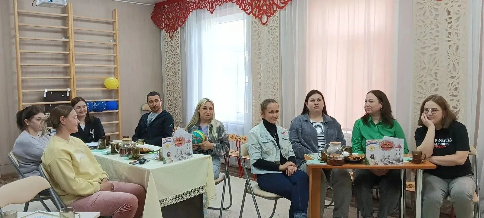 В первой младшей  группе «Солнышко» подвели итоги года за чашкой чая: как прошло родите...