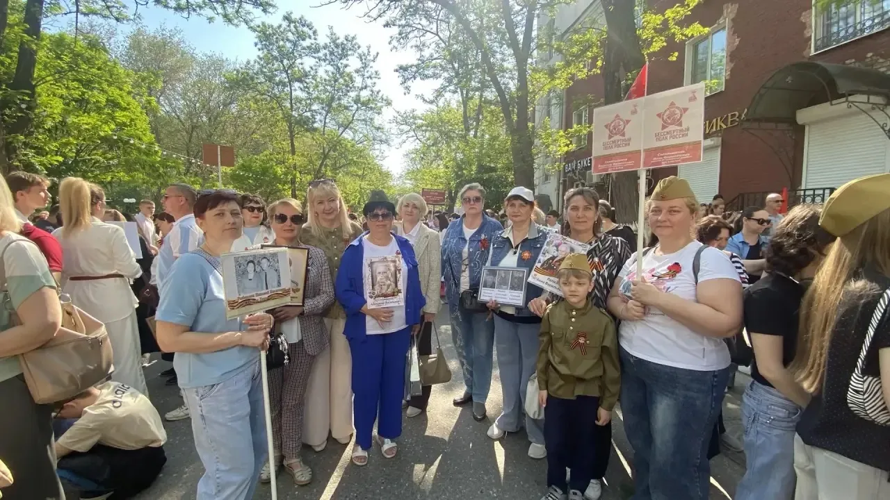 В День Победы педагоги нашей школы прошли в строю «Бессмертного полка», чтобы почтить п...