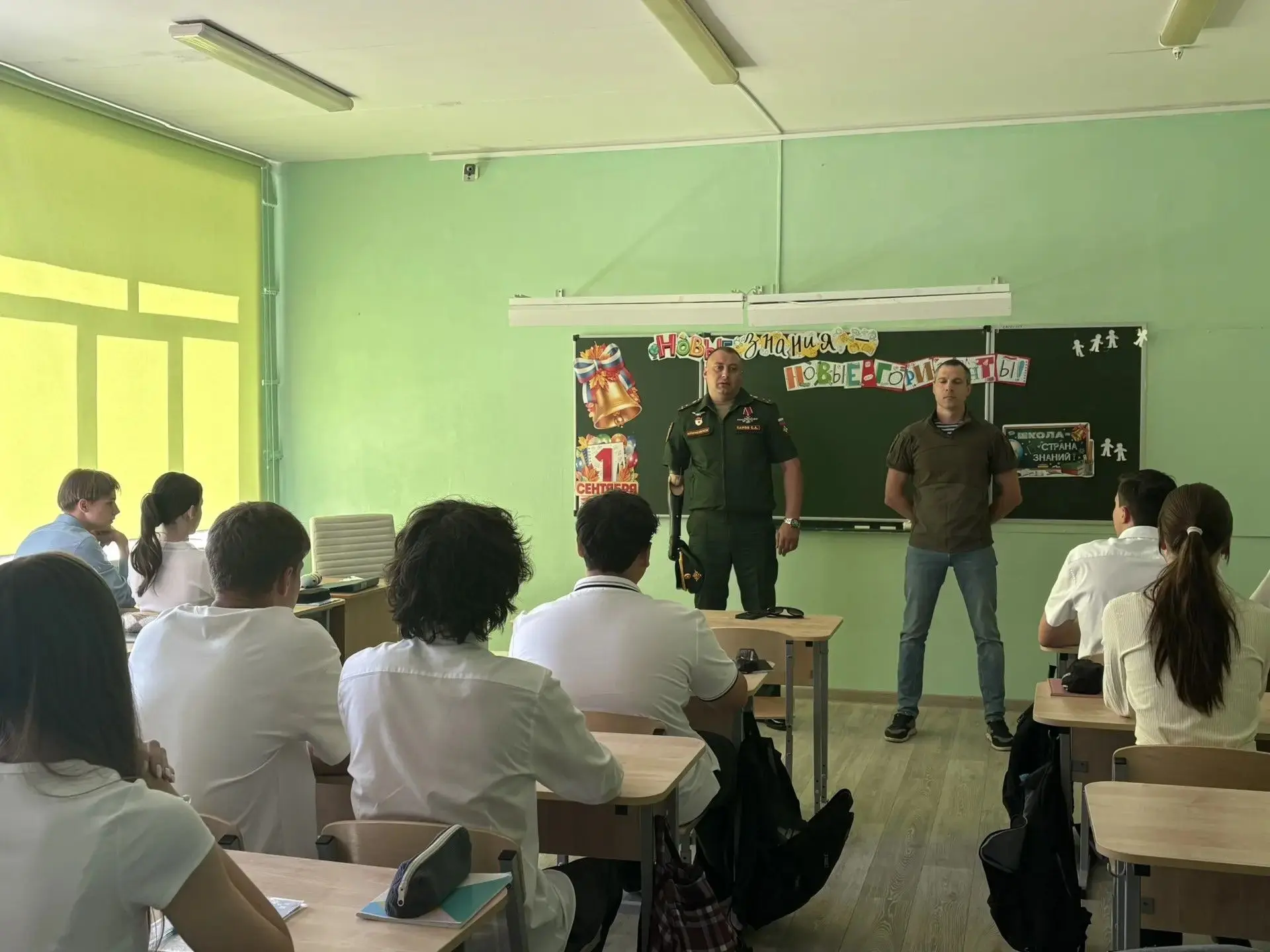 Сегодня в 10 «Б» классе прошел особенный урок мужества. К ребятам в гости пришли настоя...