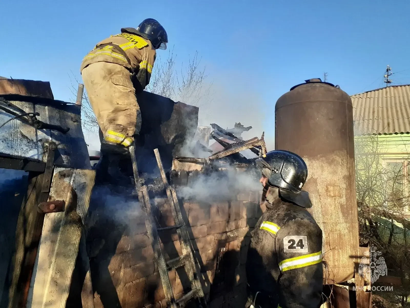 🔥  В Магнитогорске пожарные спасли мать с сыном из огненной ловушки  В Магнитогорск пожарные спасли 