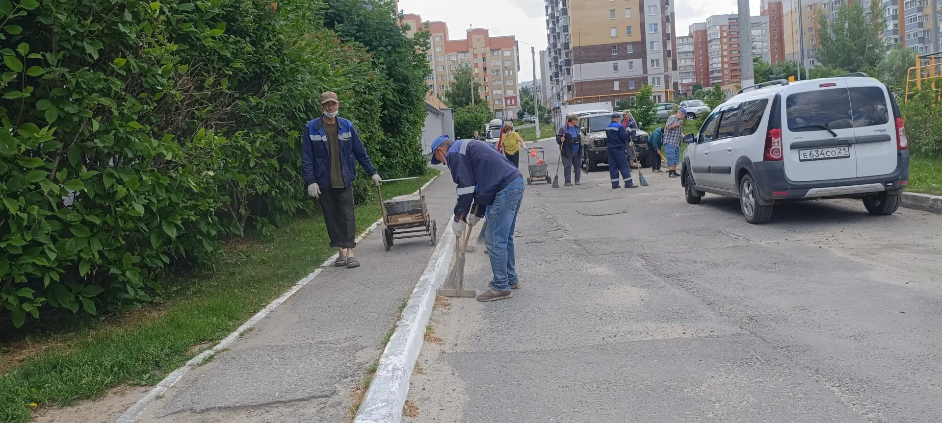 Здравствуйте!
Бригада рабочих по комплексной уборке УК «Волжский-3» продолжает выполнять работы по б