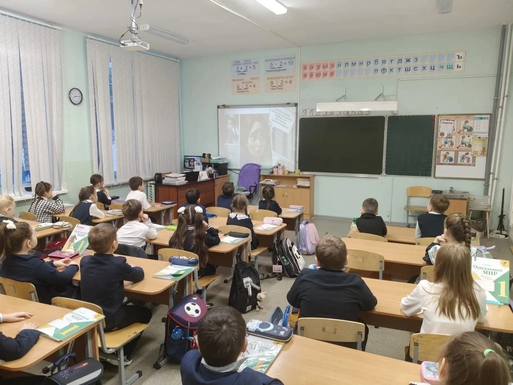 ✅2 марта новая учебная неделя в МАОУ Школе №98 им. Н.Ф.Обухова традиционно началась с выноса государ