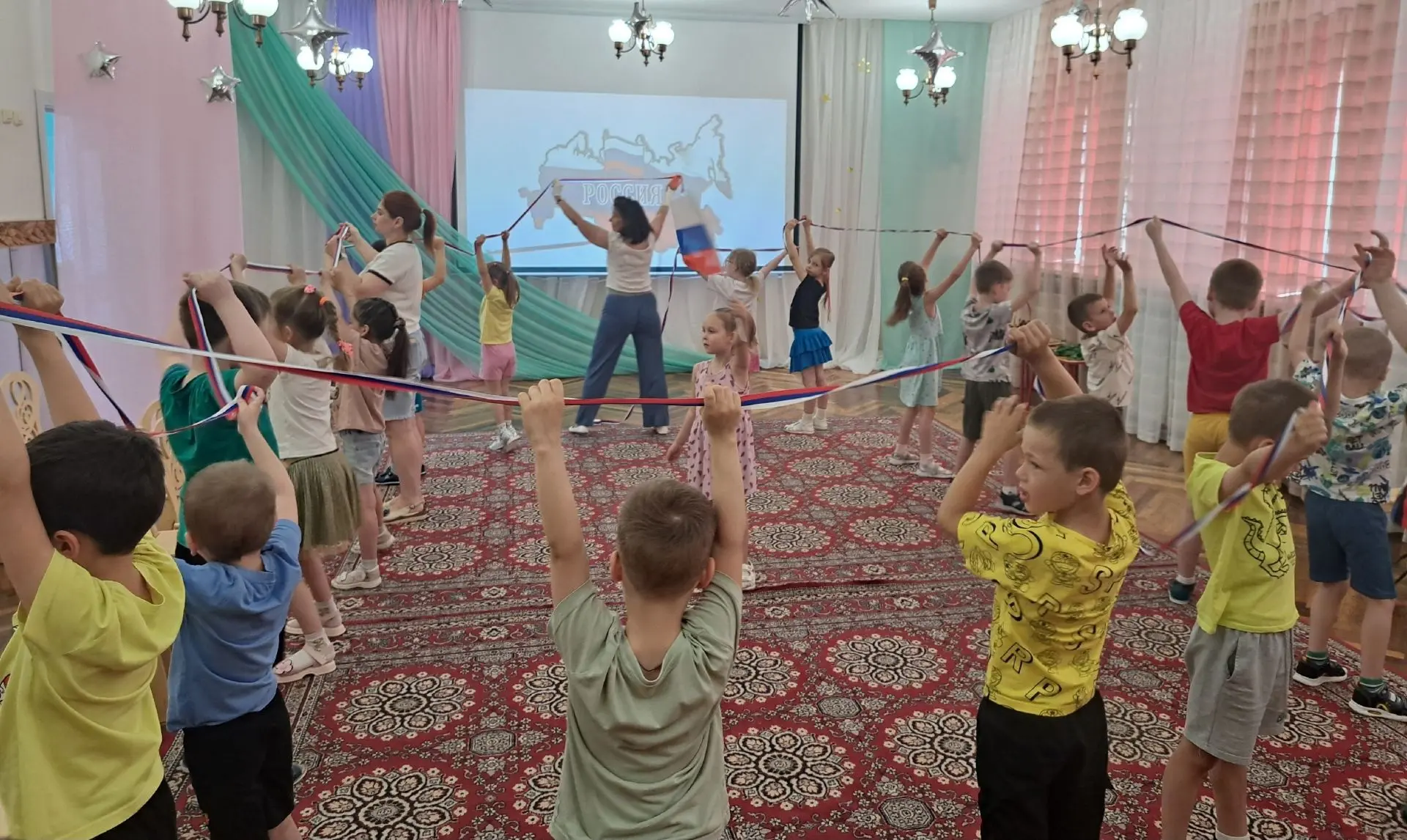 Праздничное мероприятие "День России" состоялось сегодня в музыкальном зале детского сада. Воспитанн