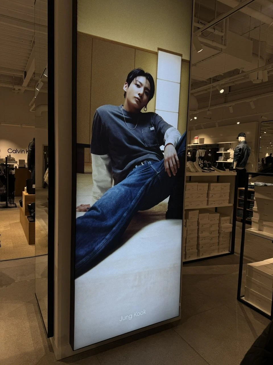 Рекламные баннеры с Чонгуком в польском магазине Calvin Klein