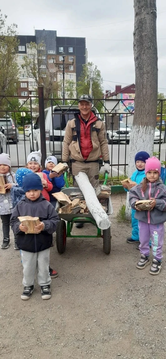 🌿 Маленькие помощники группы «Колокольчики»: вместе мы сила! 💪🧹

Недавно в нашем детском саду про