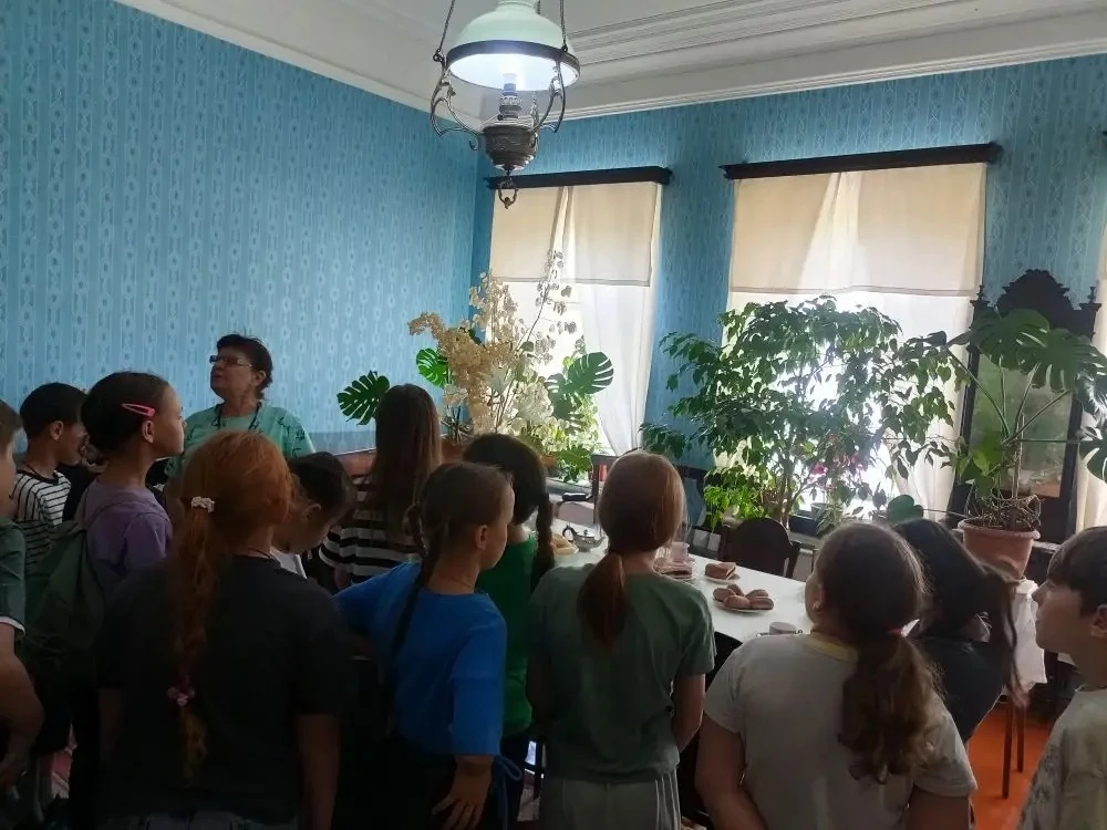 Воспитанники школьного лагеря побывали в доме-музее В.И. Ленина 🏛️
После экскурсии ребята открыли д