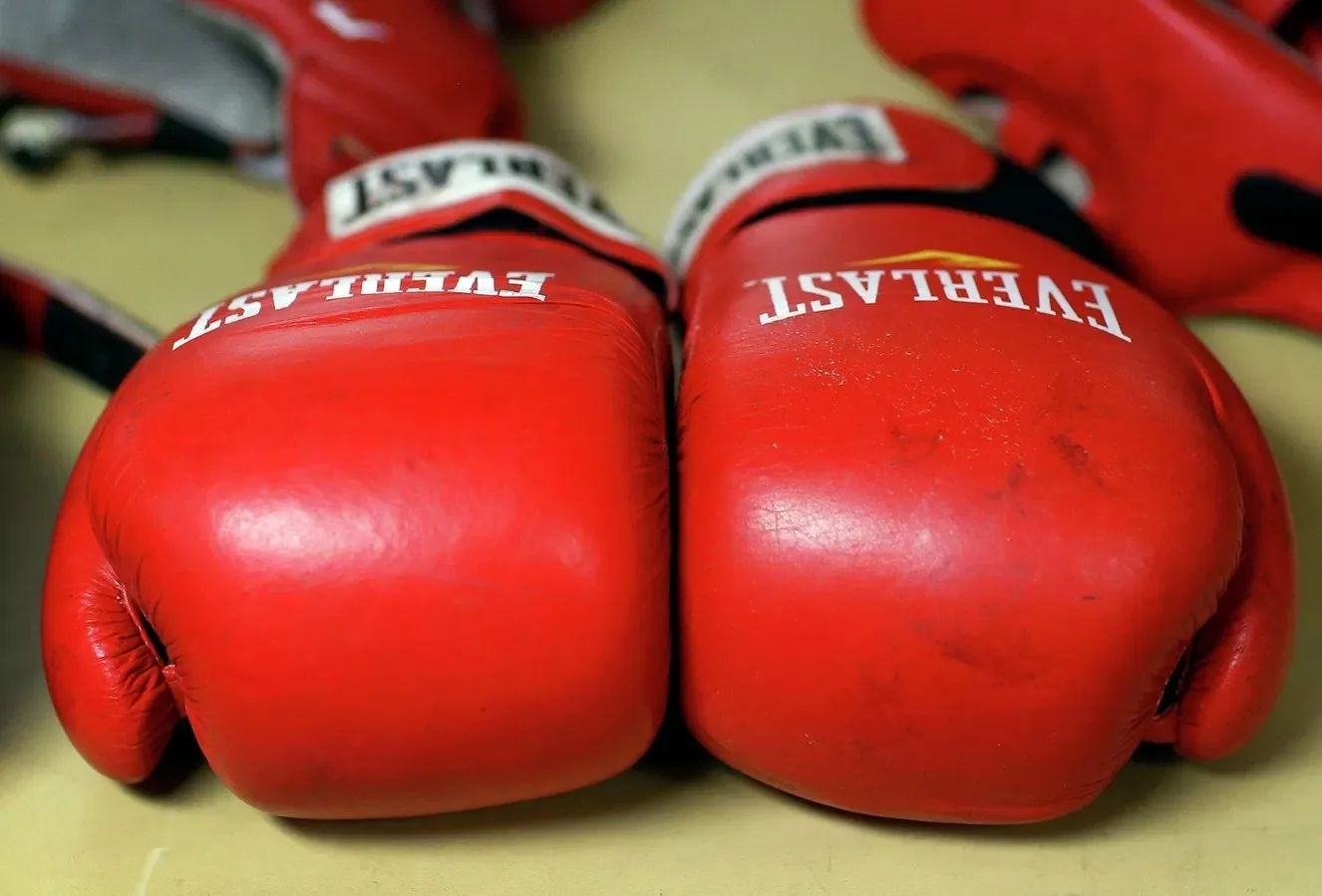 🥊 World Boxing допустила россиян к участию в соревнованиях с флагом и гимном.