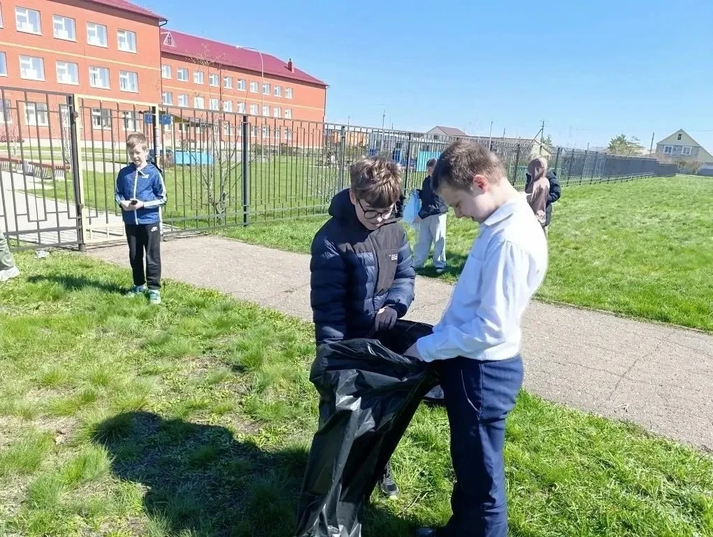 Апрельская традиция продолжается: школьники наводят порядок🧹  Ученики нашей школы вновь взялись за д