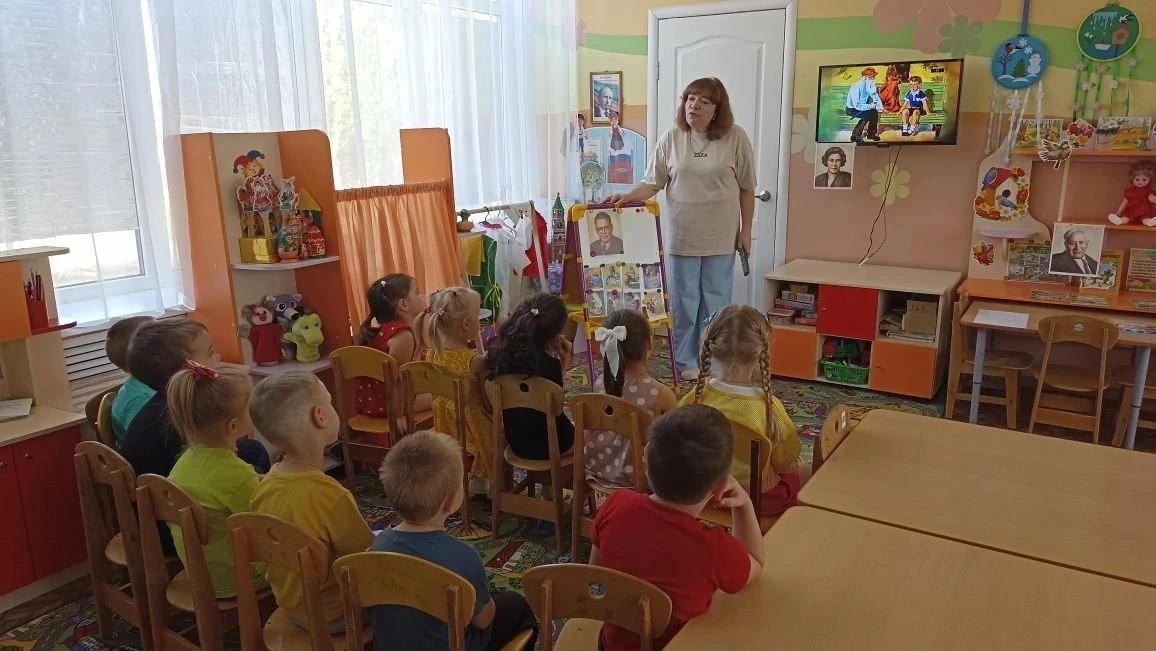 В средней  группе  "Одуванчик"  (воспитатель  Соколова Елена Александровна ) ребята отправились в  л