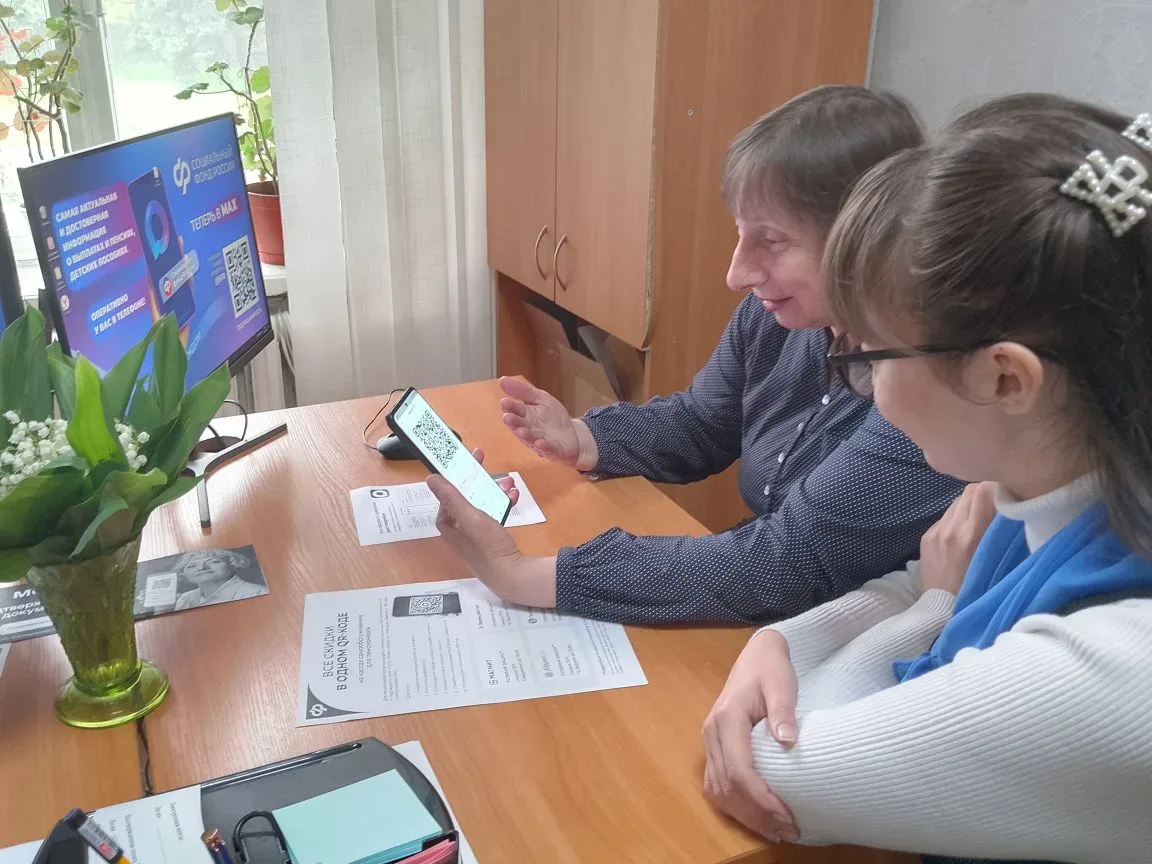 Уроки цифровой грамотности прошли в центрах общения старшего поколения ЛНР  📱В Брянке, Лутугино, Нов