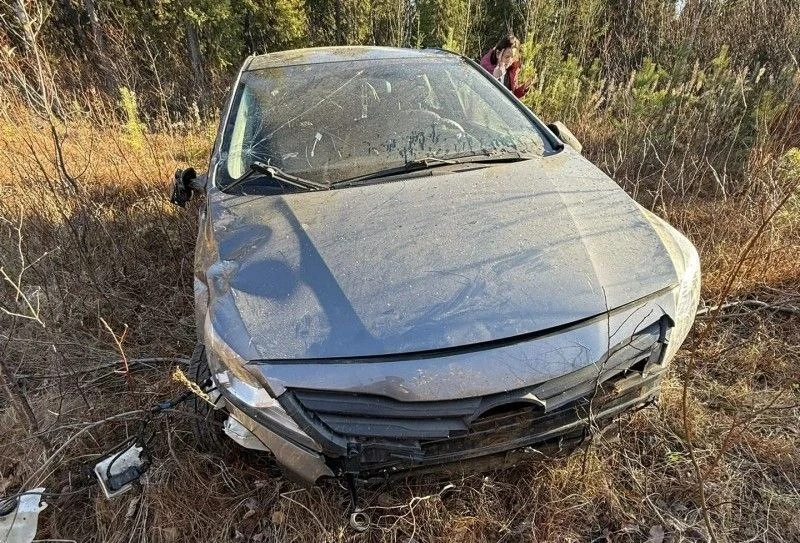 ДТП под Печорой: женщина на Hyundai Solaris опрокинулась в кювете
