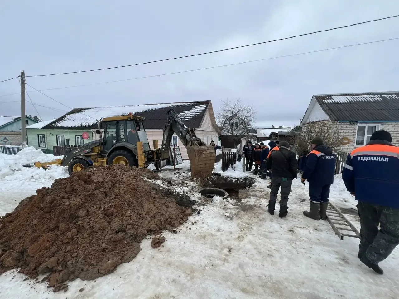 Бригада Бетлицкого участка ГП «Калугаоблводоканал», усиленная людьми и техникой из г. К...