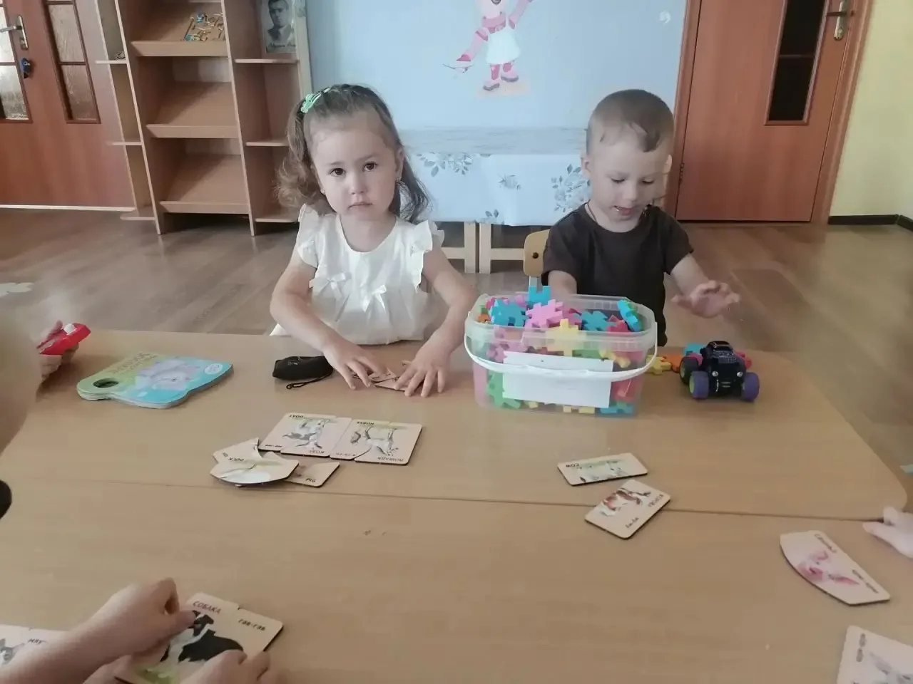 Детский сад у нас хорош,
Лучше сада не найдёшь!
Мы расскажем вам о том,
Как здесь весело живём!
Млад