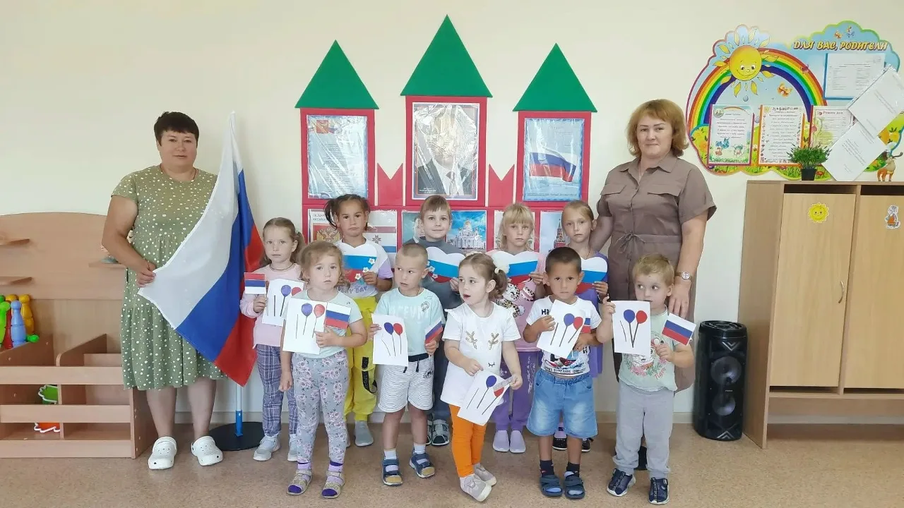 В рамках празднования Дня Государственного флага Российской Федерации в нашем детском с...