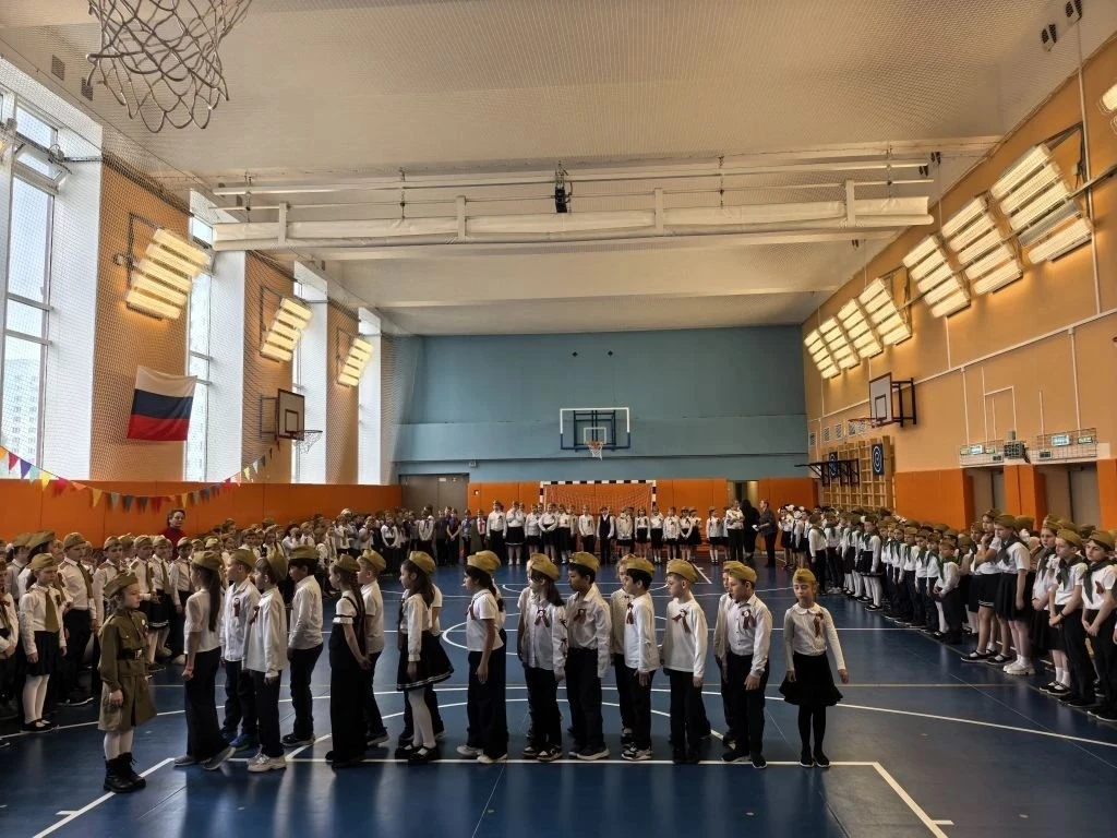 🎶 Строем — к Победе!  В честь 81-й годовщины Победы в Великой Отечественной войне в школьном корпусе