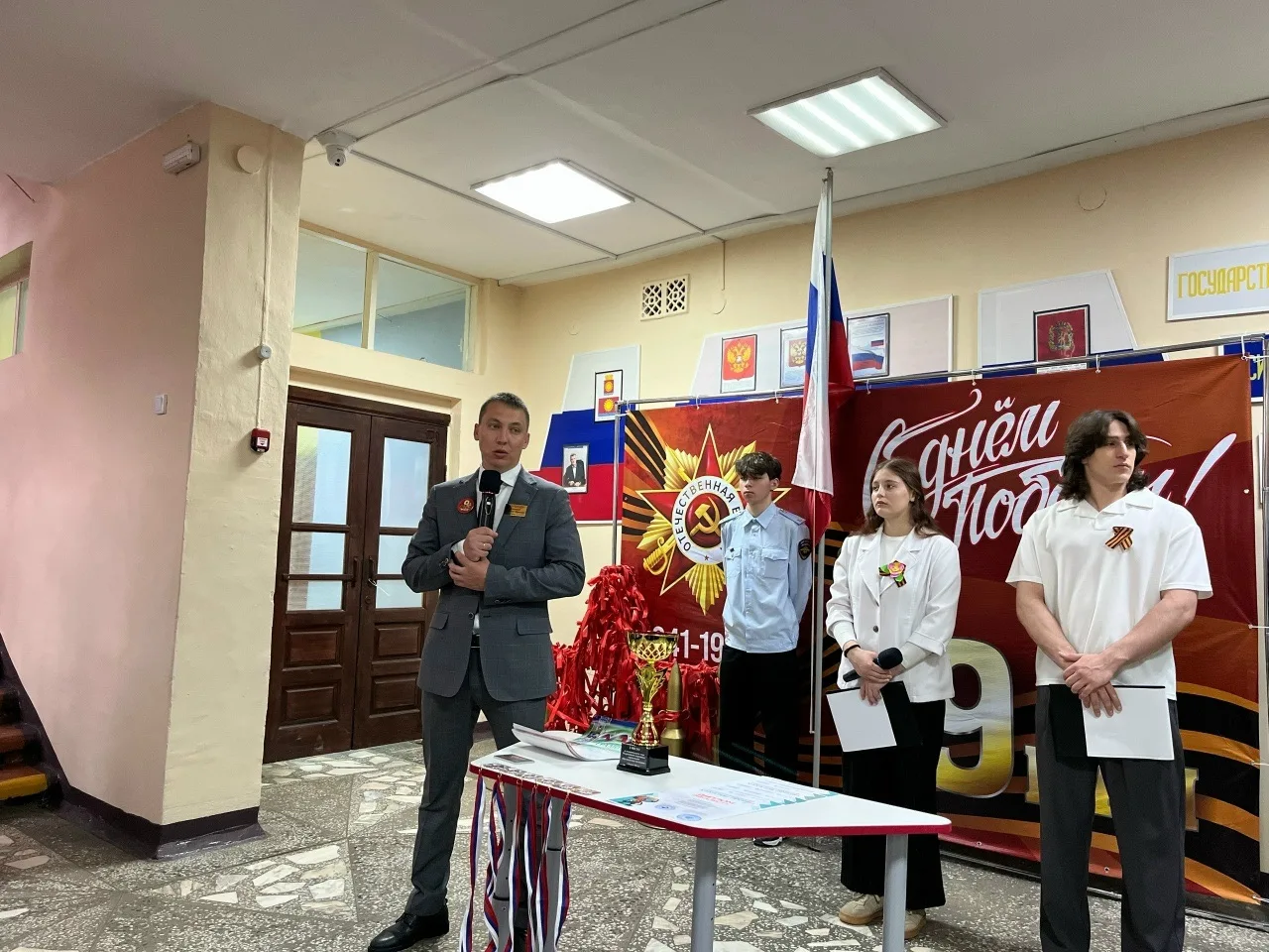 🗓 Понедельник в школе: начало новой учебной недели 
 
Утро понедельника началось традиционно — с то