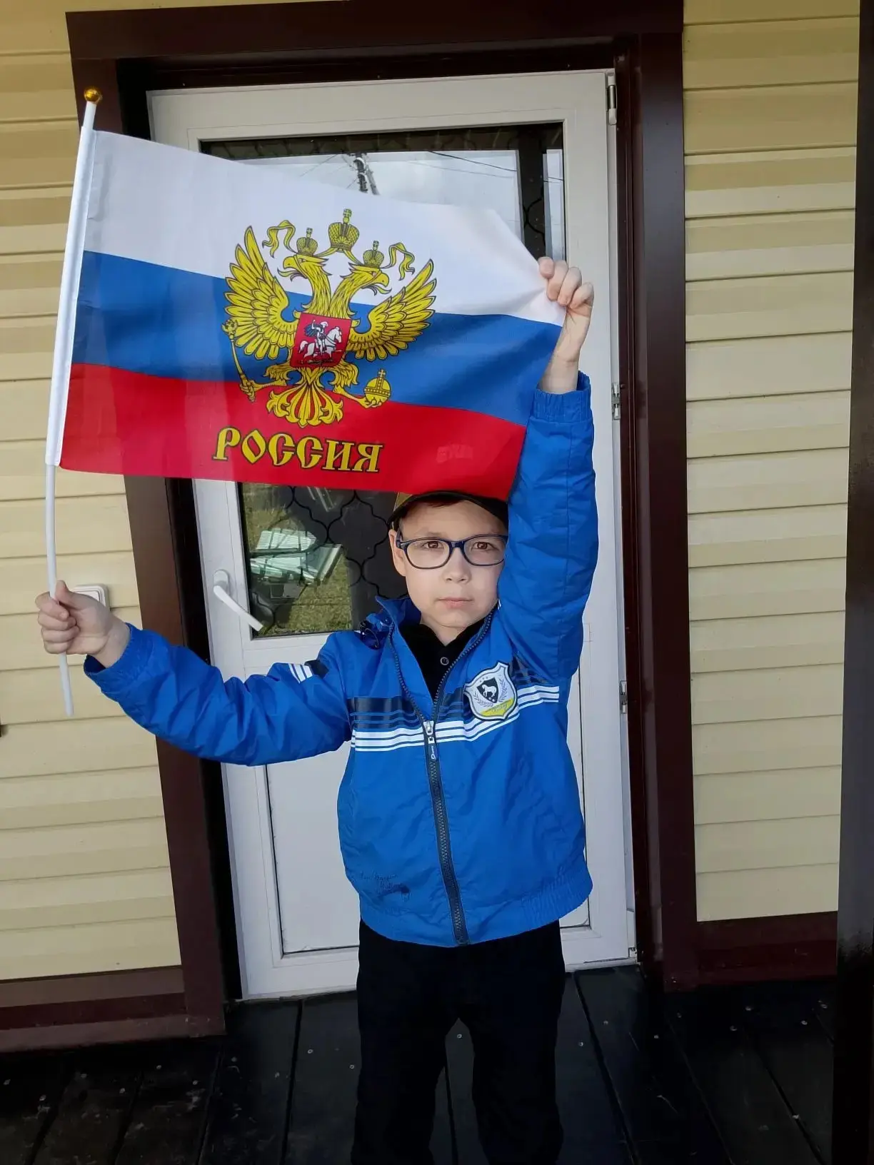 🇷🇺Обучающиеся нашей школы принимают активное участие в Всероссийской акции «Флаг во дворах», разме