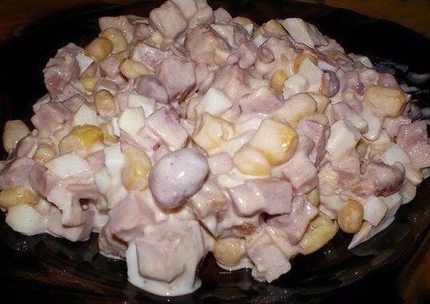 Салат с фасолью и сухариками