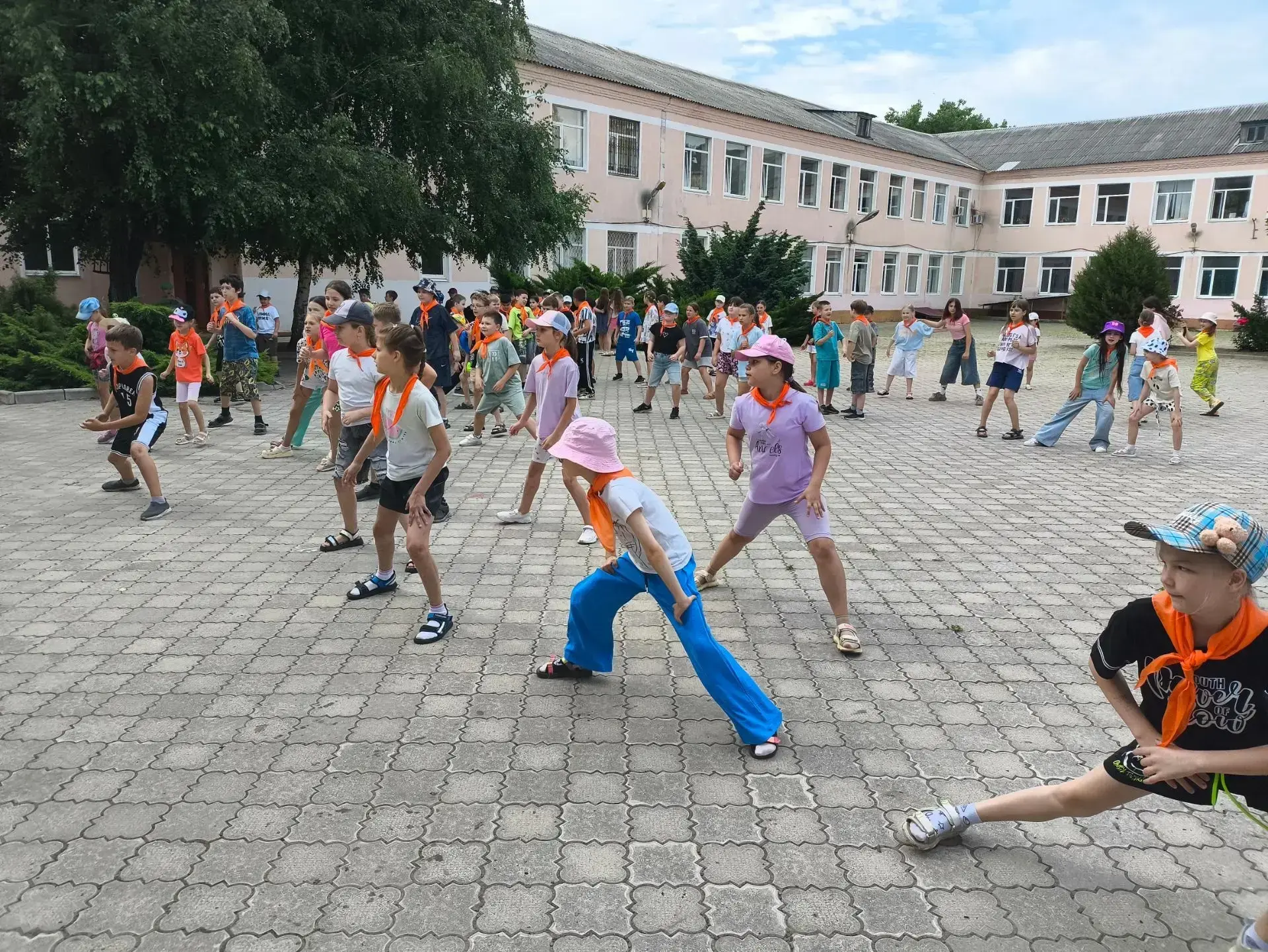 1️⃣3️⃣ день в пришкольном лагере «Апельсин» 🍊

Утро традиционно началось с энергичной зарядки на св