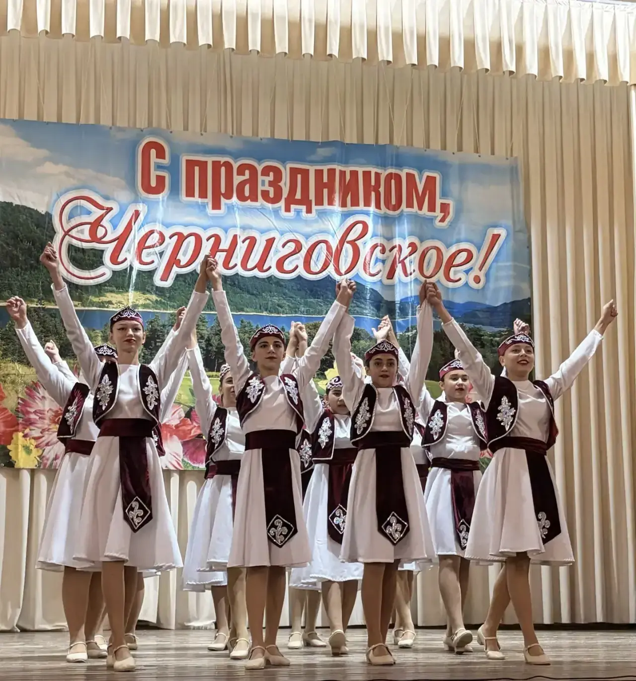 🎉🎉🎉Финальным аккордом праздника стала светлая и патриотичная композиция «Там, где ро...