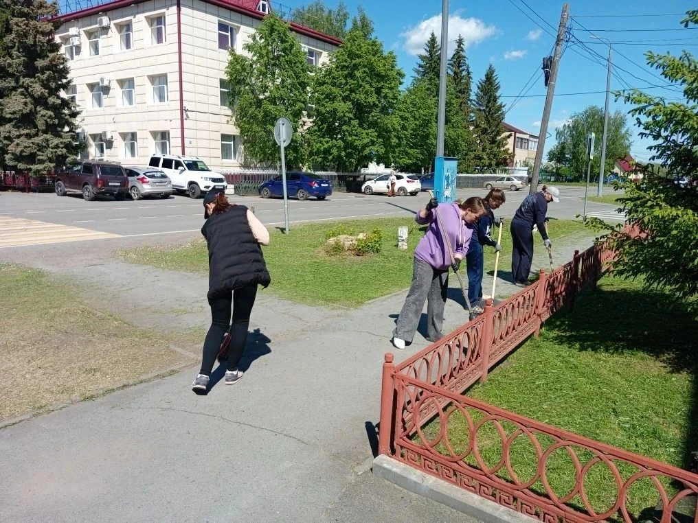 Очередной субботник проведён на гостевой улице с. Абатское. Сотрудники администрации и ...
