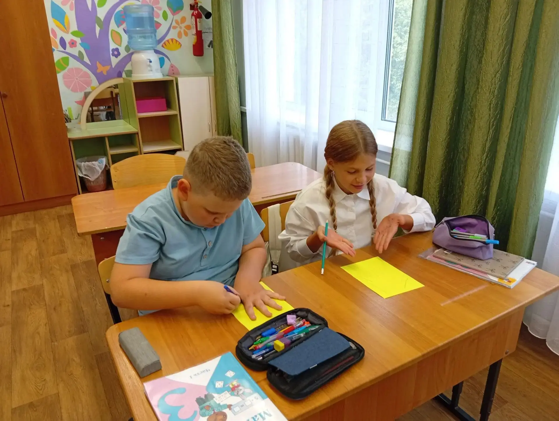 🕊️ Сегодня в начальной школе прошел трогательный классный час «Дерево мира», приурочен...