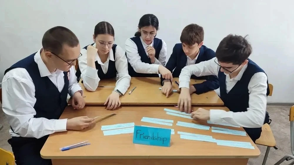 Эстафета открытых уроков и внеклассных мероприятий!   «Декада английского языка» — время ярких откры