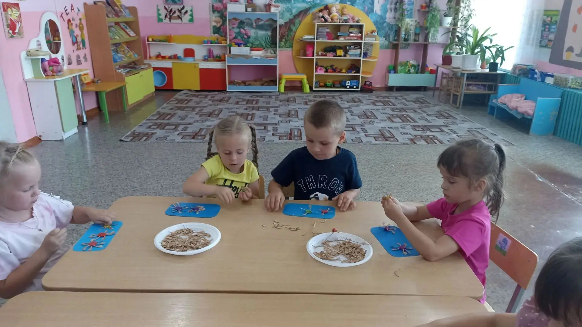 Летом ребята не скучают, с удовольствием делают поделки из природного материала.