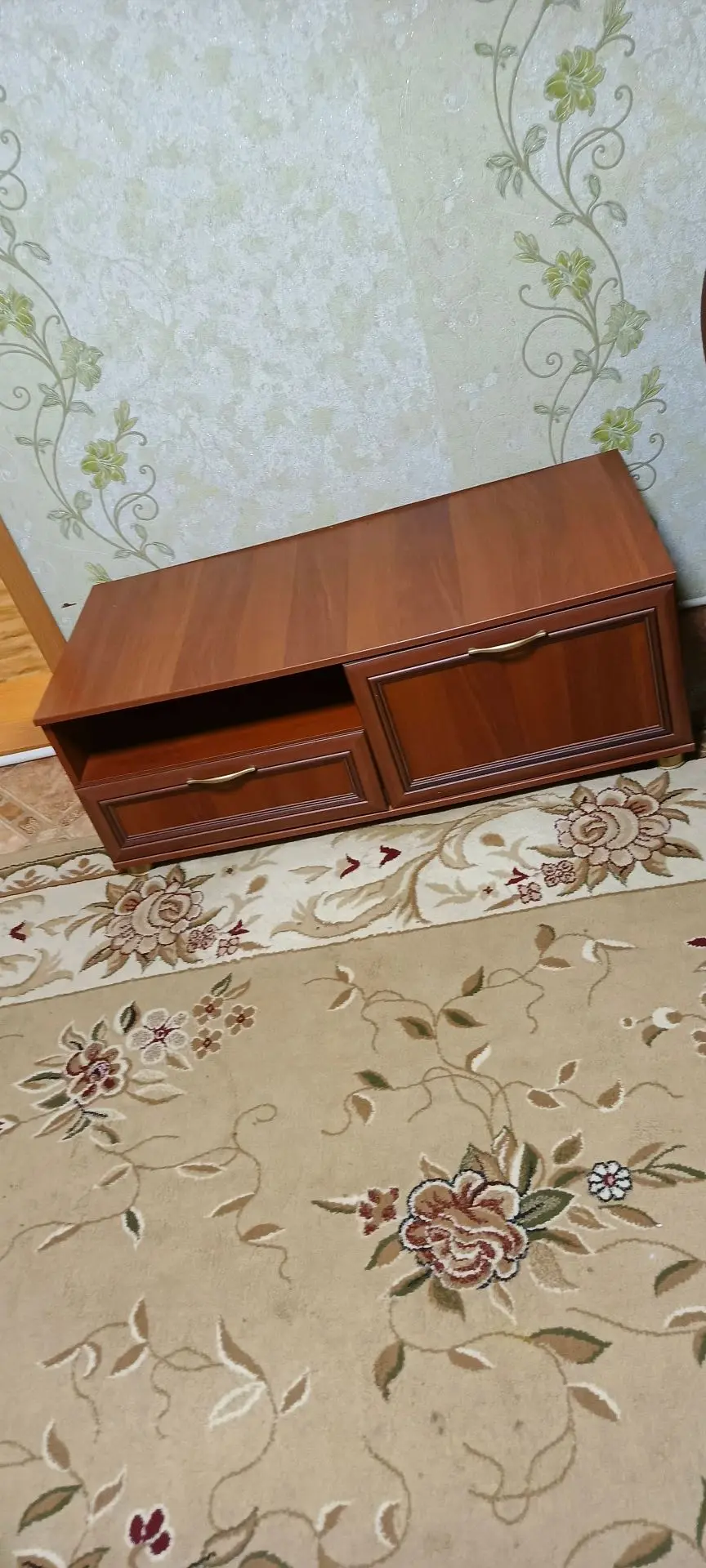 Даром . Диван угловой, тумба, палас. Самовывоз. Зяб.