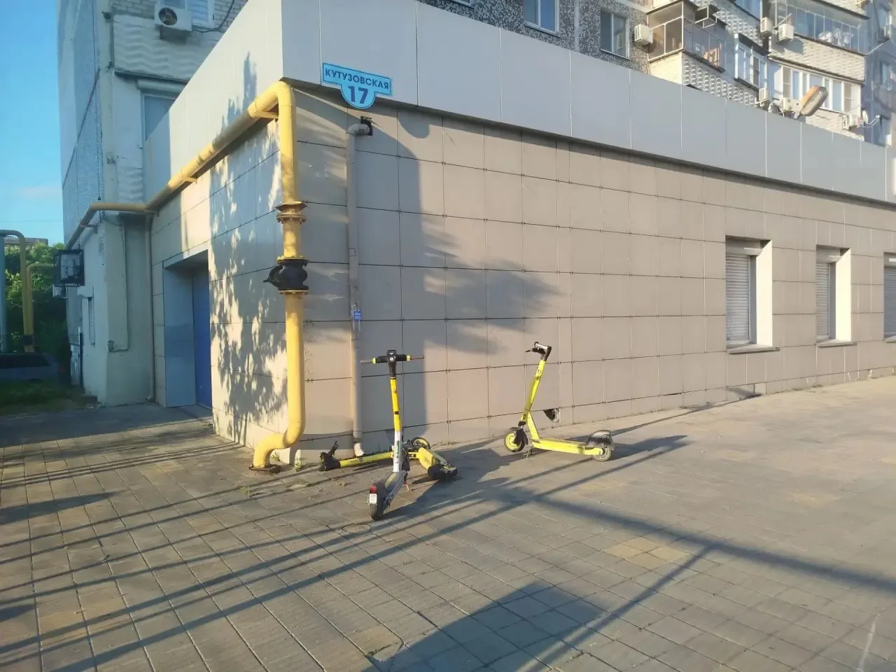 🛴В Новороссийске самокаты разбросаны по газонам и тротуарам, как ненужный мусор, - фотоподборка с у