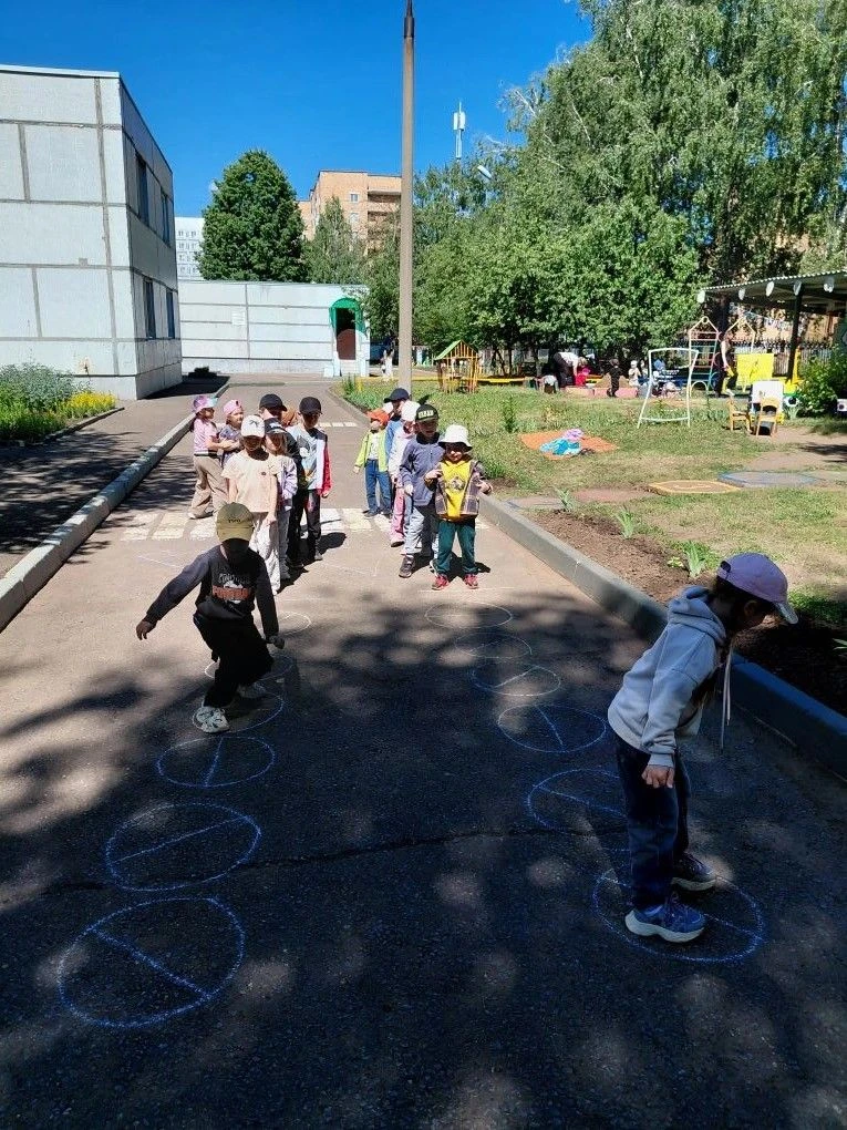 🤗Сегодня дети из группы №10 весело провели время на улице, выполняя нейро-прыжки! Этот...
