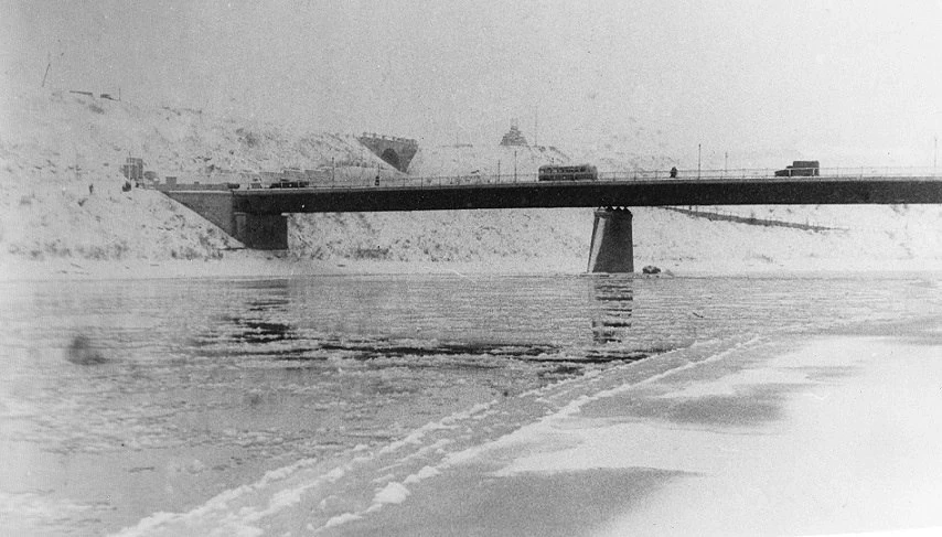 Город Ржев, вид на старый мост. Фото зима 1961 года.