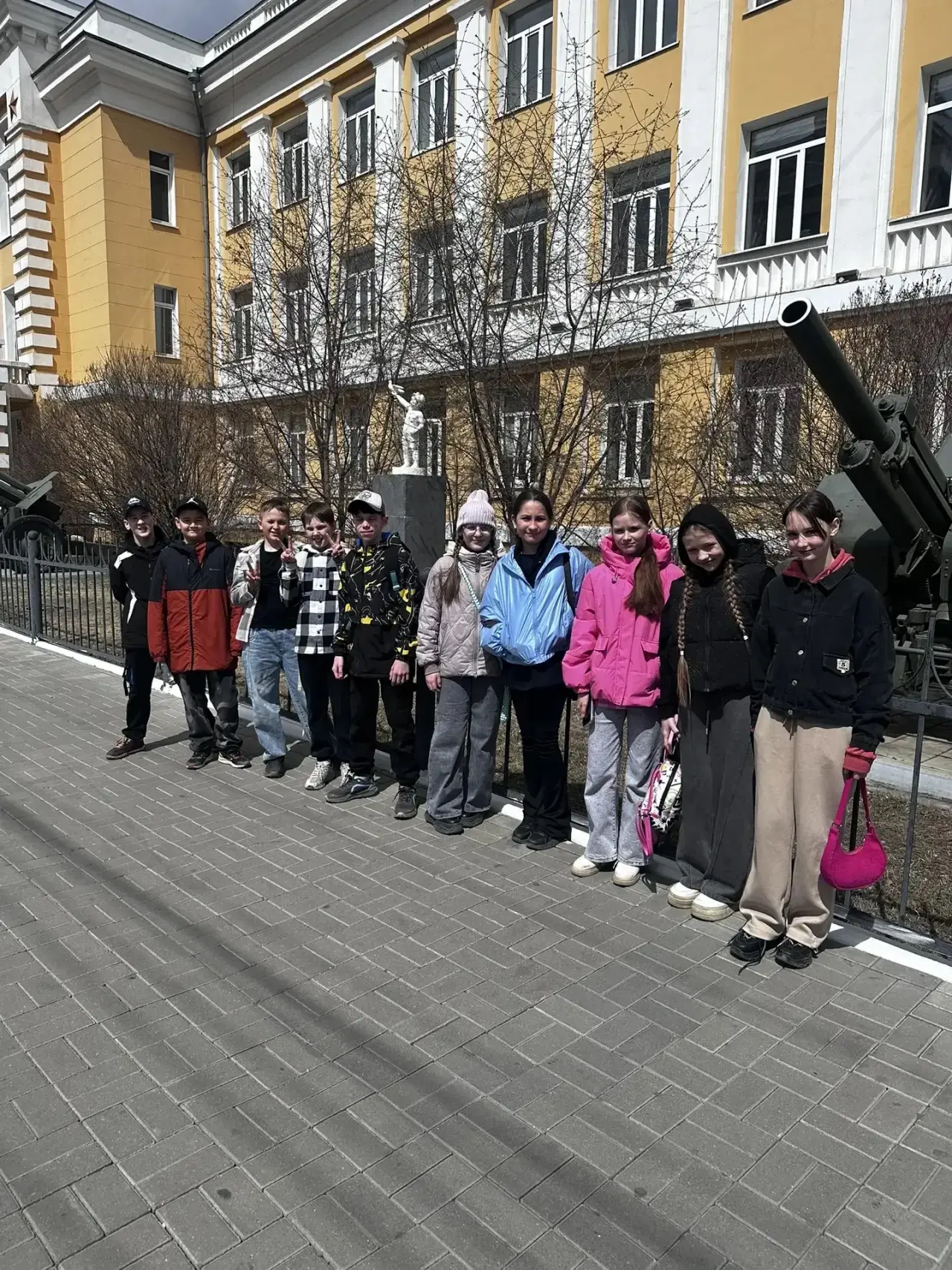 🎖️ Пятиклассники посетили Дом офицеров и спектакль «Трубка снайпера»  Учащиеся 5 «А» класса в преддв