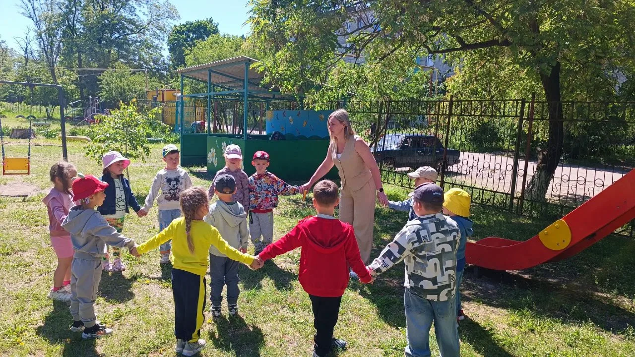 Мы веселые ребята в детском садике живём!