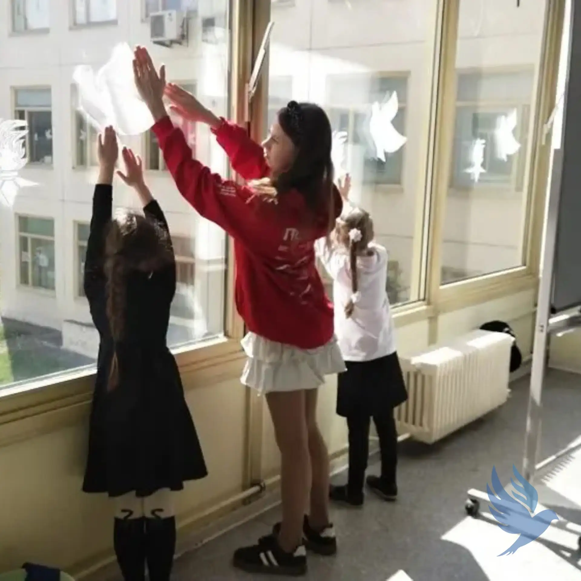 🕊️ Помним. Гордимся. Творим. 🇷🇺  Каждый год наша школа принимает участие во Всероссийской акции «Окн