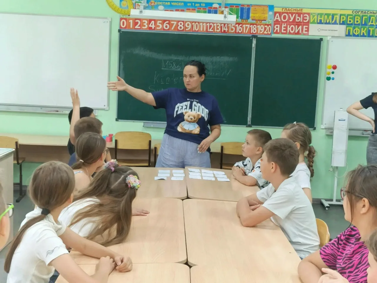 Сегодня в кружке «Дипломатия» было шумно… хотя нет — тихо, но очень весело! Воспитанники играли в «У