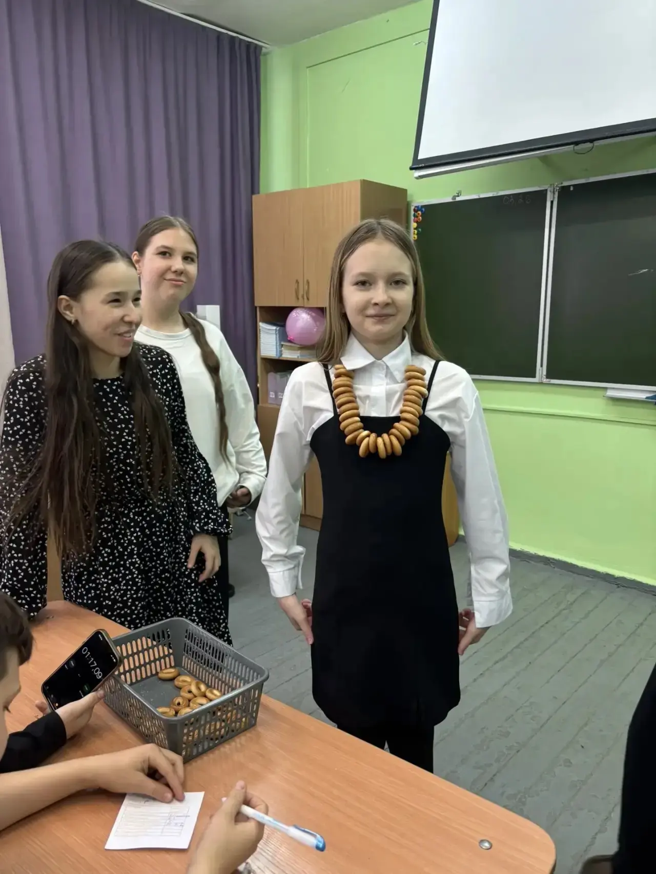 К 23 февраля традиционно проводят спортивные соревнования для мальчиков,  сильная половина параллели