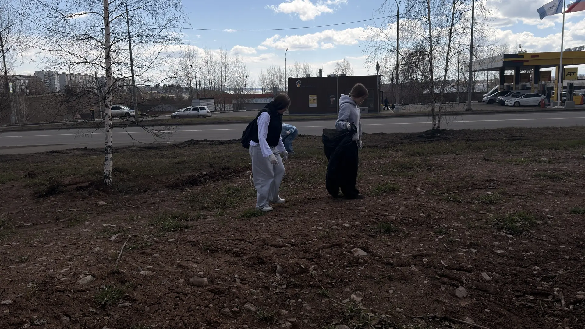 В преддверии Дня Победы учащиеся и педагоги школы провели субботник. Была убрана не только территори