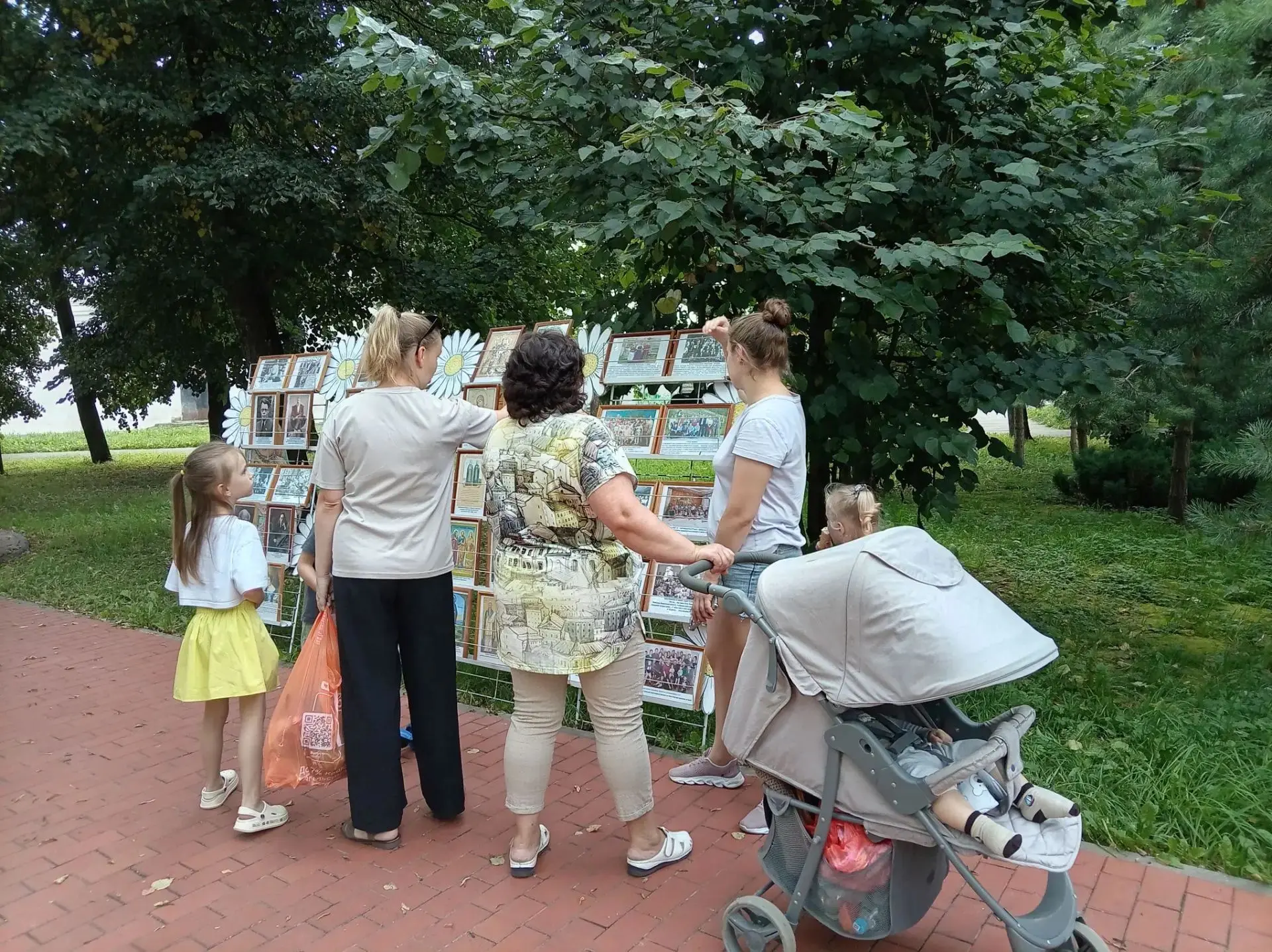 В честь празднования Дня многодетной семьи сотрудники музея подготовили фотовыставку «Большой семьёй