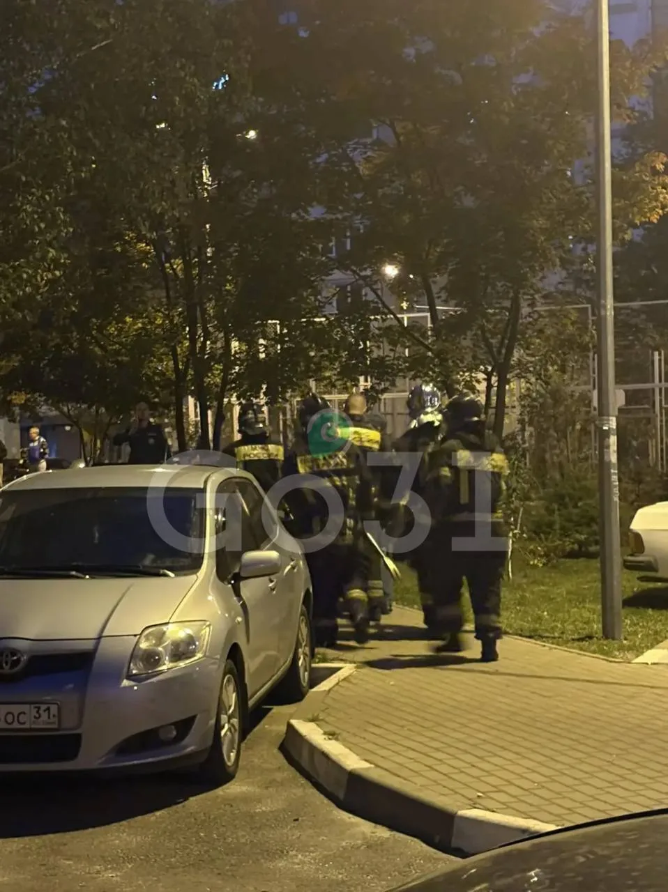 🚨 Девушка ходила по крыше многоэтажки на Конева — на место срочно прибыли пожарные и п...